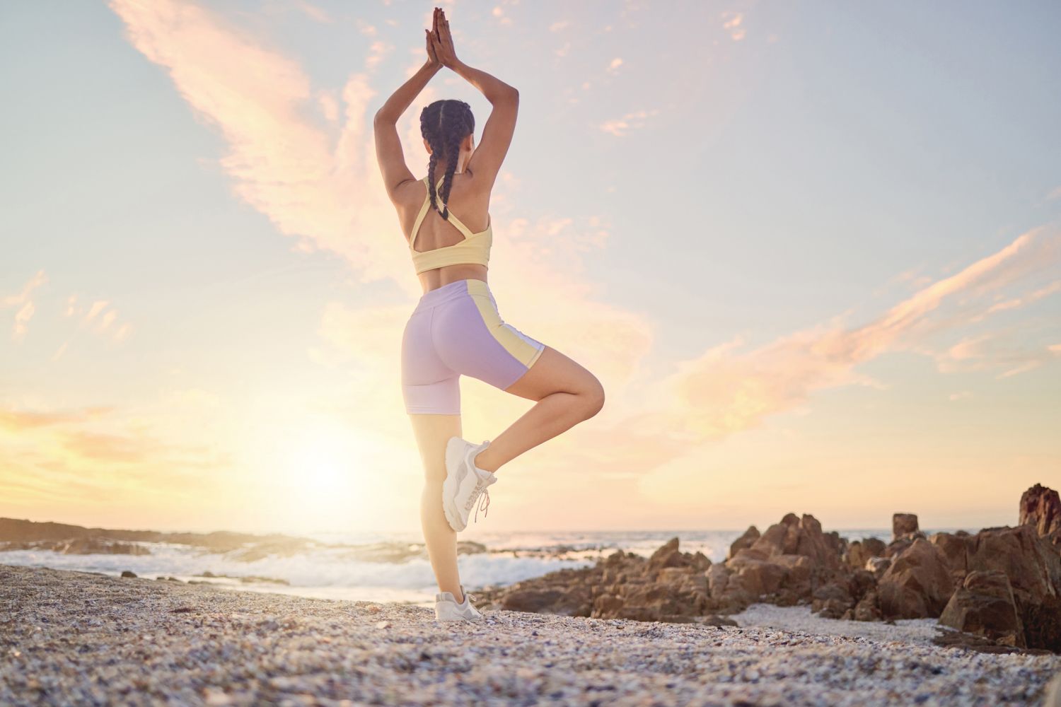 Eine Frau hält sich körperlich und geistig fit mit Yoga